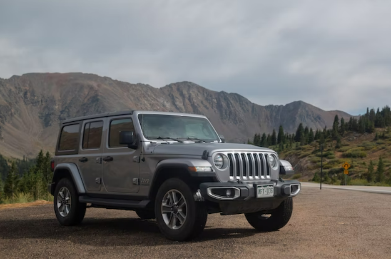 Jeep-wrangler-in-the-mountains
